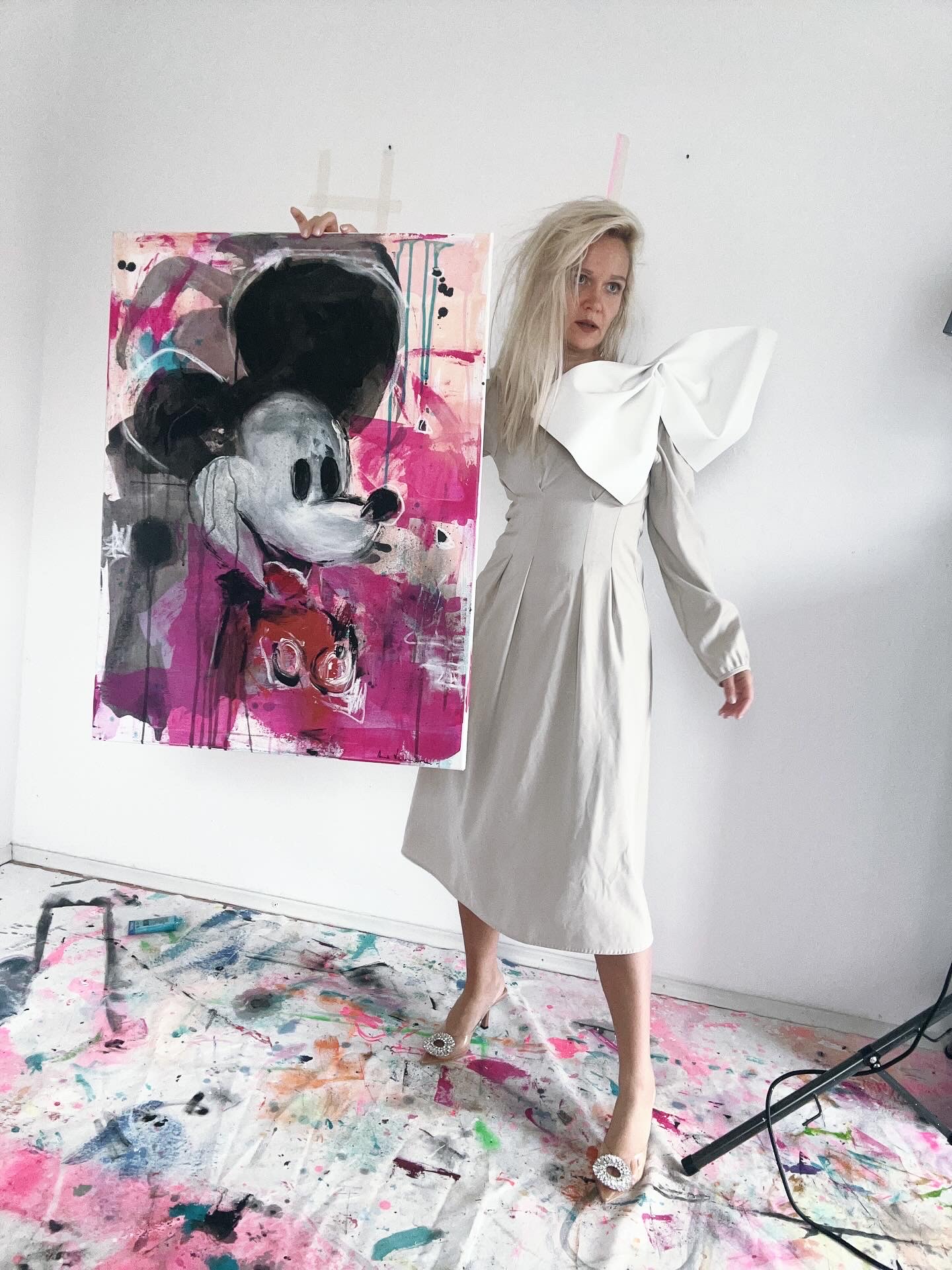 Figürliche Skulptur aus hellem Holz