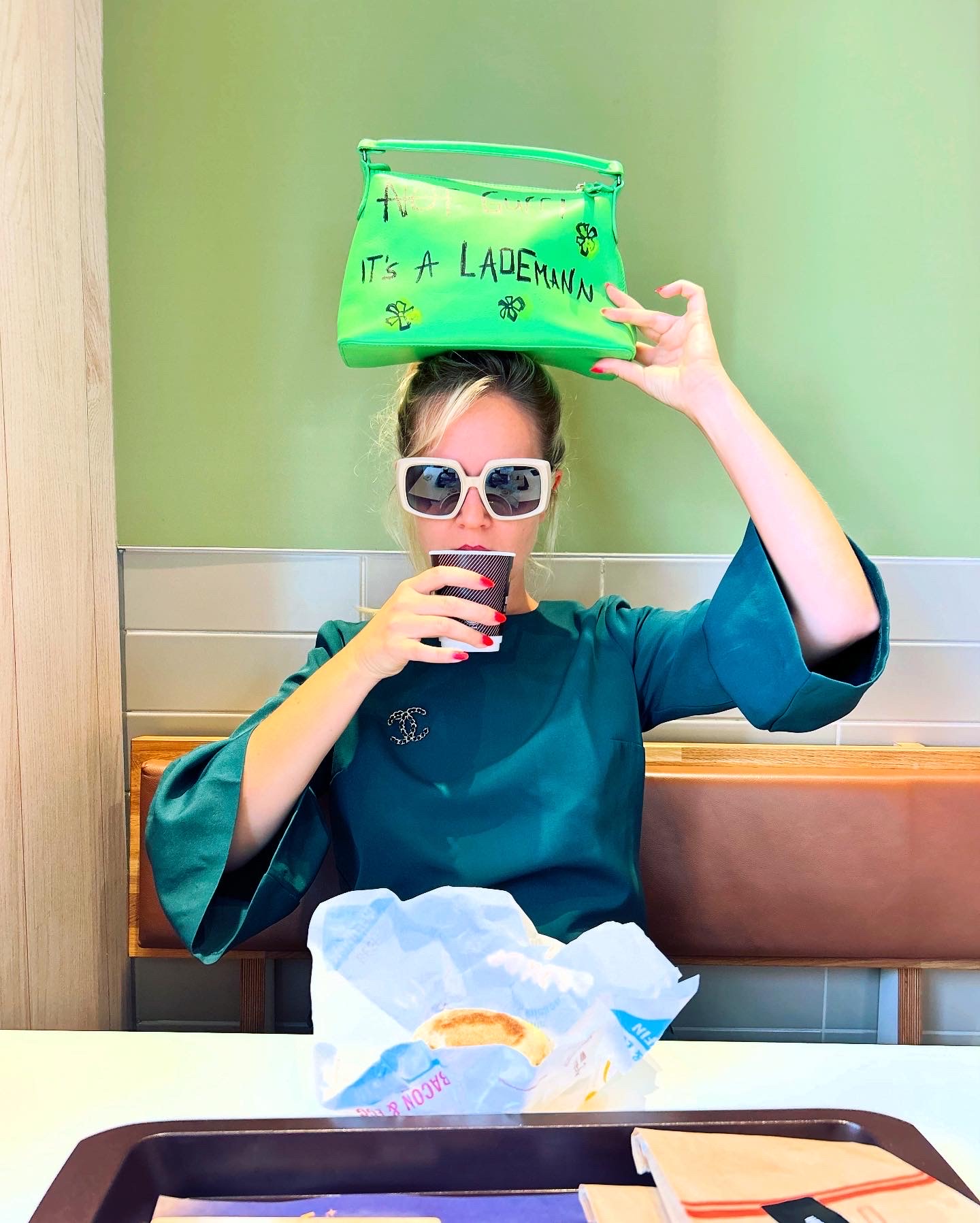 Figürliche Skulptur aus hellem Holz