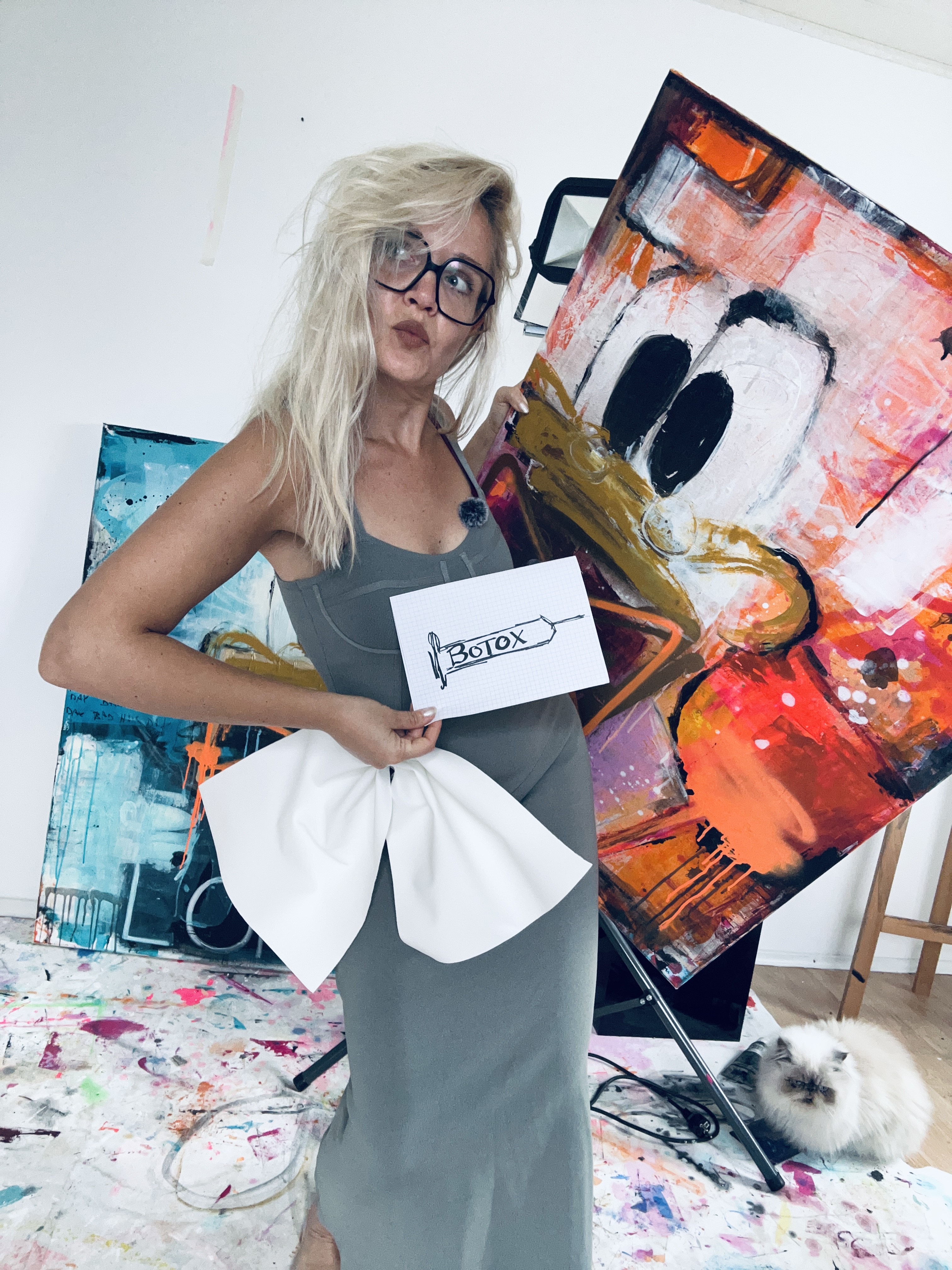 Dynamisches Werk mit Rot-Akzenten