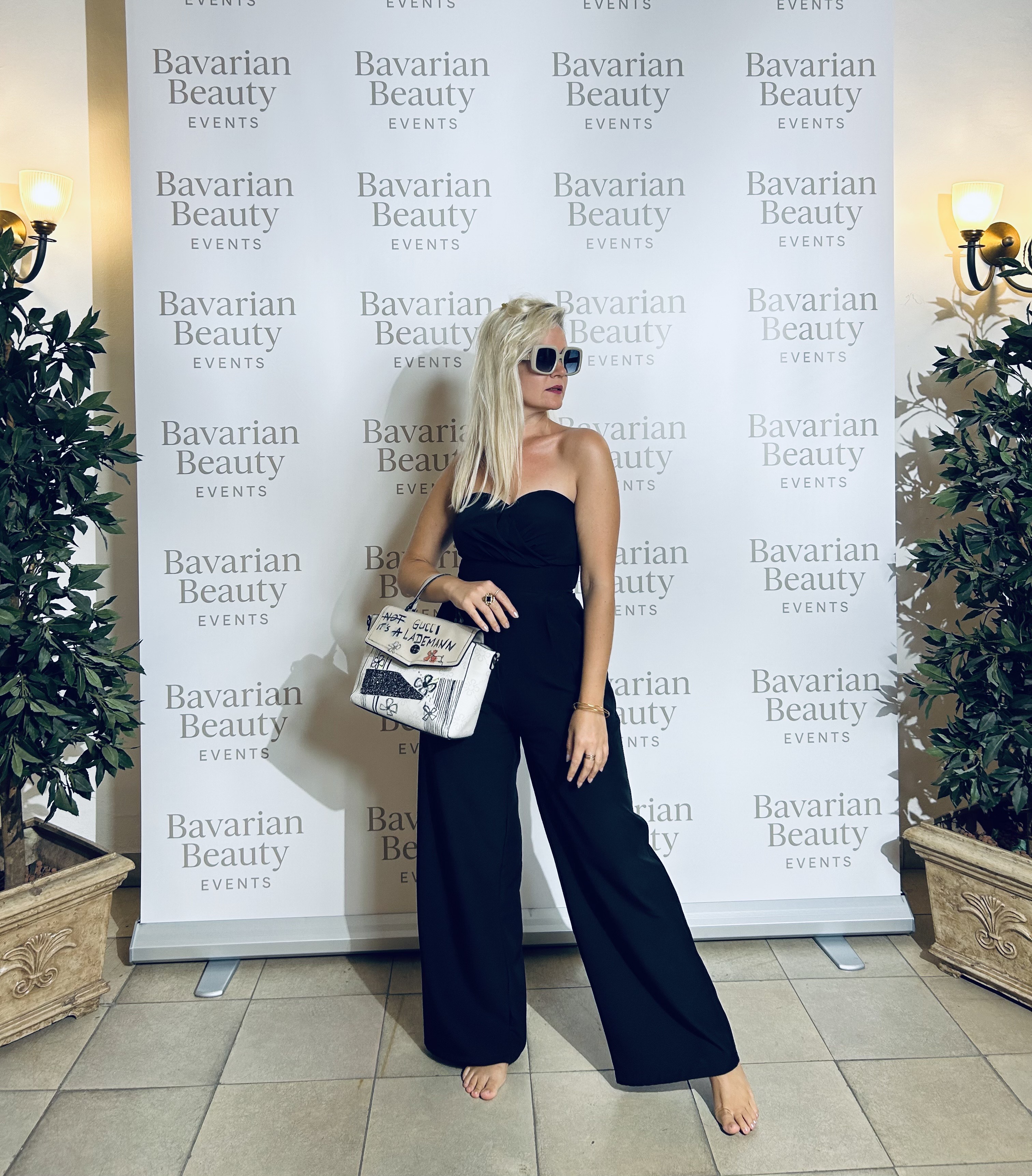 Dynamisches Werk mit Rot-Akzenten