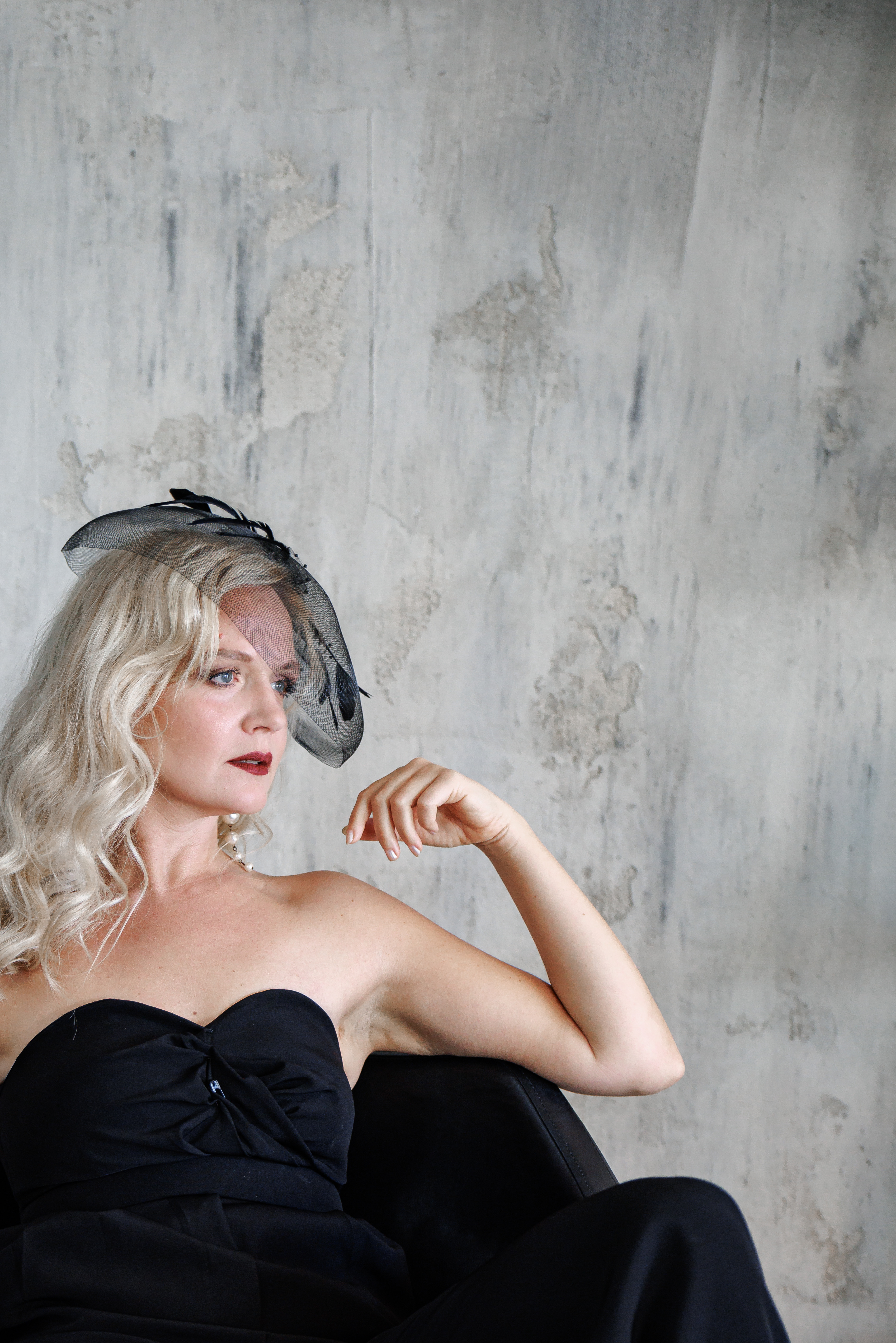 Dynamisches Werk mit Rot-Akzenten