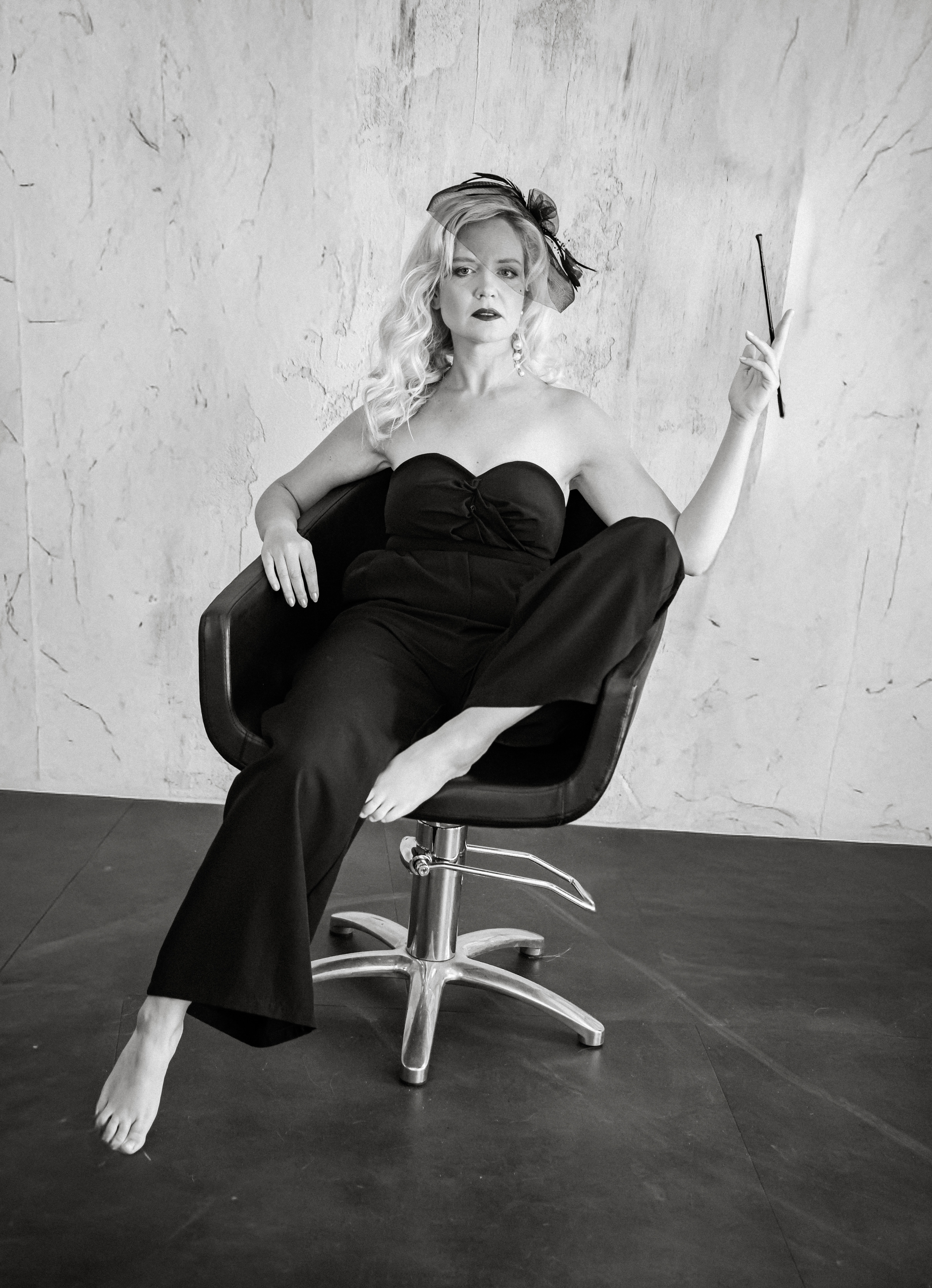 Dynamisches Werk mit Rot-Akzenten